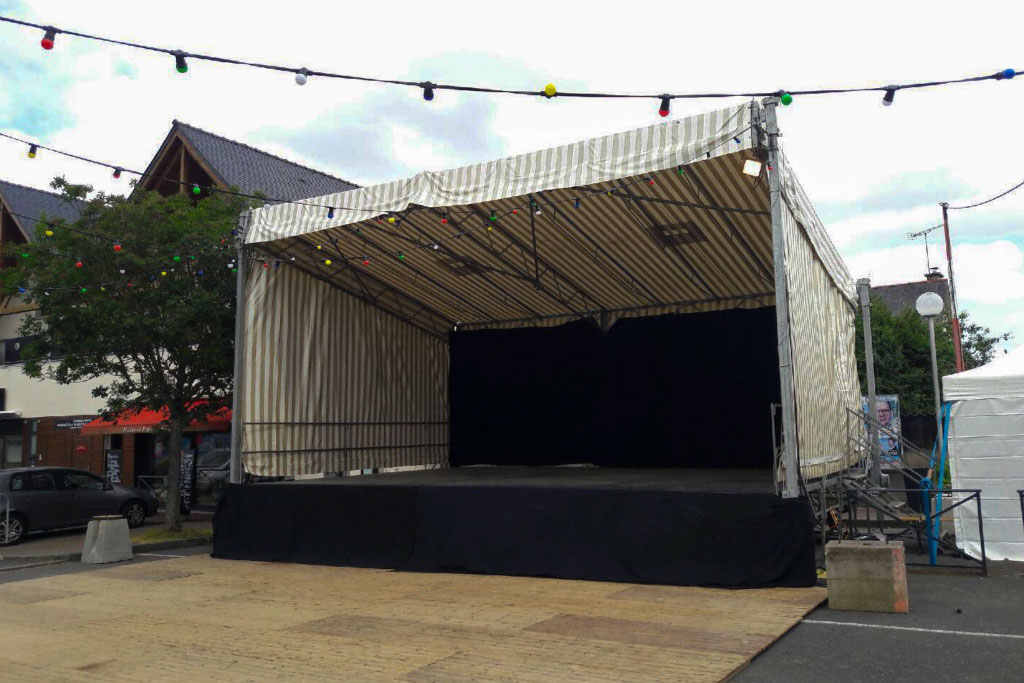 Scène couverte installé lors d'un festival en bretagne
